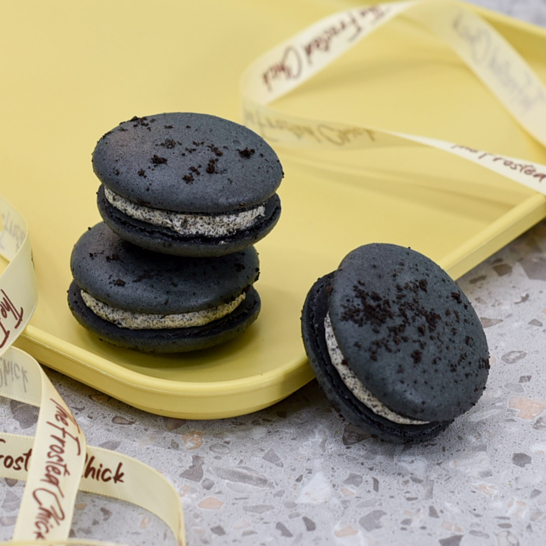 Cookies and cream macaron